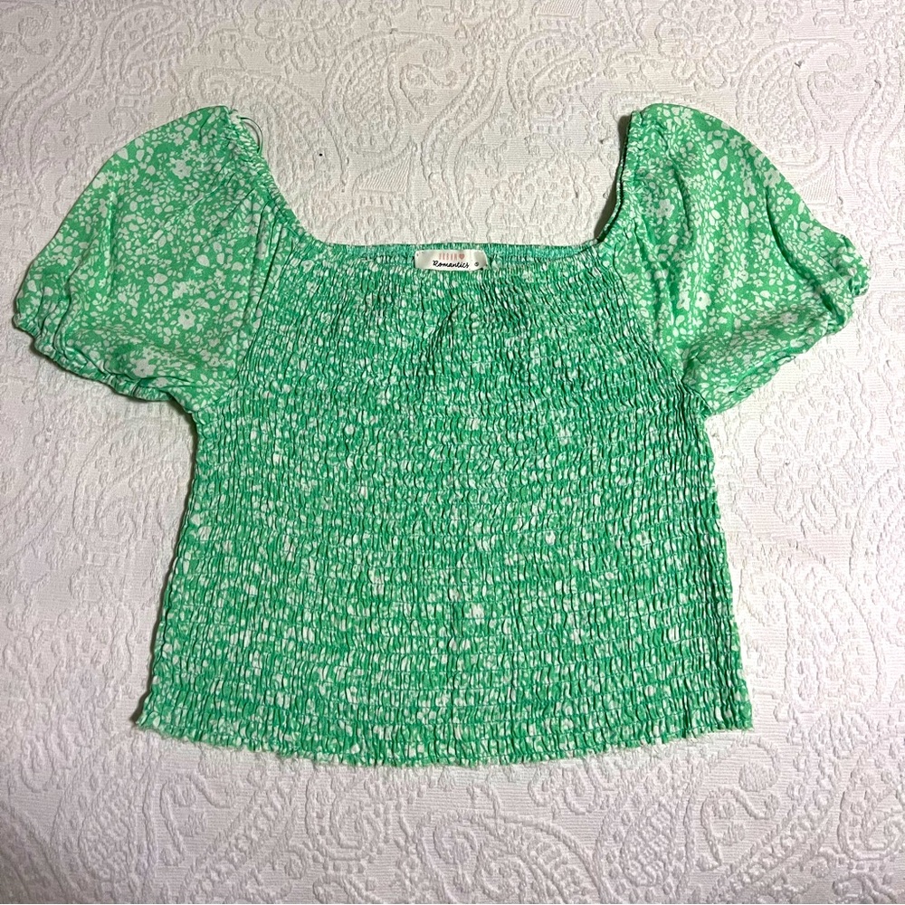 Green floral crop top with puff sleeve